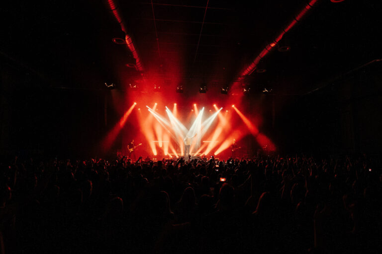 Peyton Parrish live im Huxleys Neue Welt Berlin 2025 – Lichtdesign und Operating: LumenRise